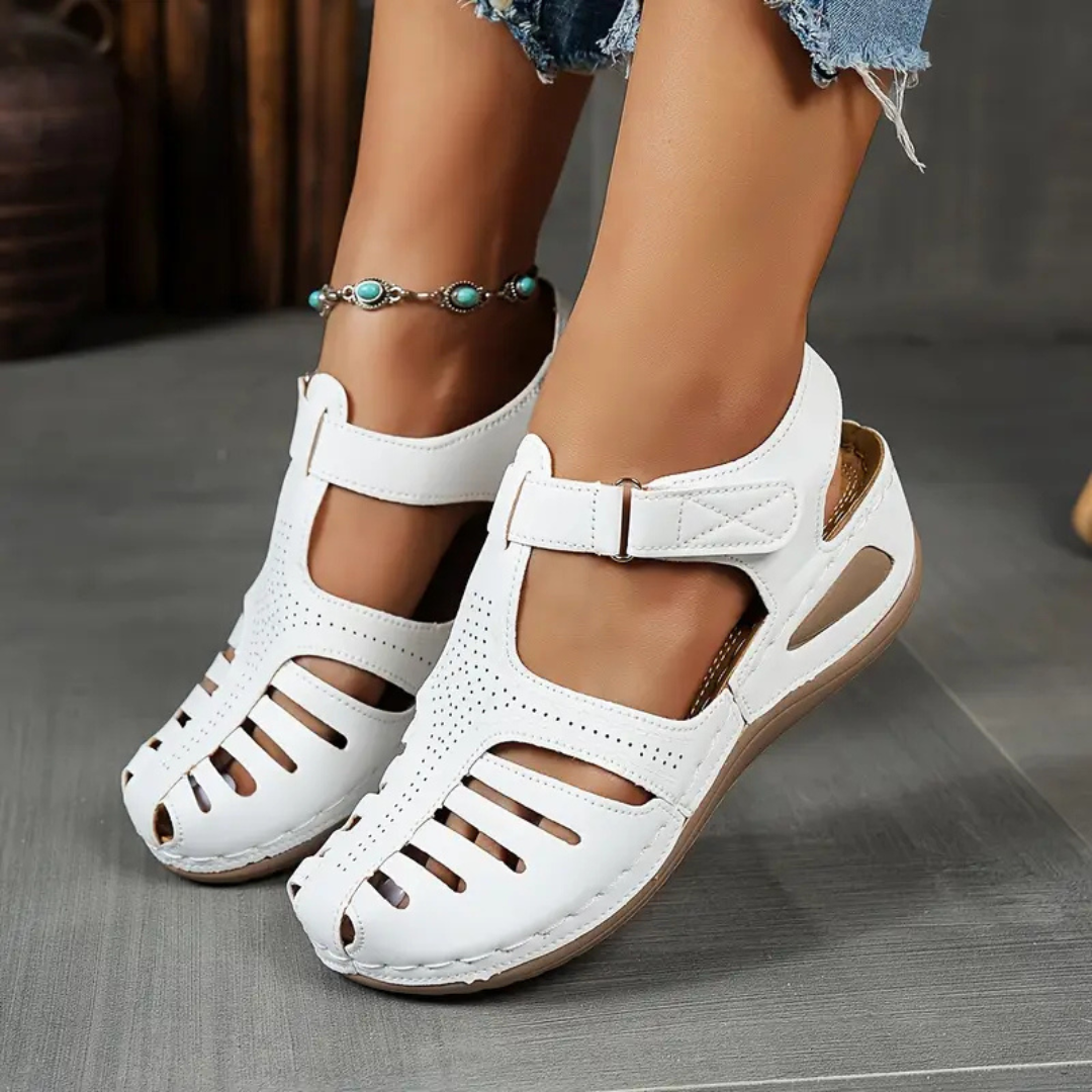 Sandálias de plataforma com tiras ajustáveis e biqueira fechada
