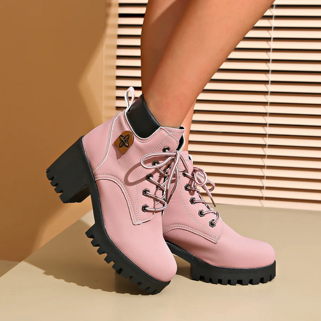 Botins Femininos de Salto Alto com Cordões e Forro de Pelúcia