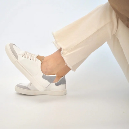 Sapatilhas Urbanas em Pele Branca com Pormenores Contrastantes e Sola Confortável