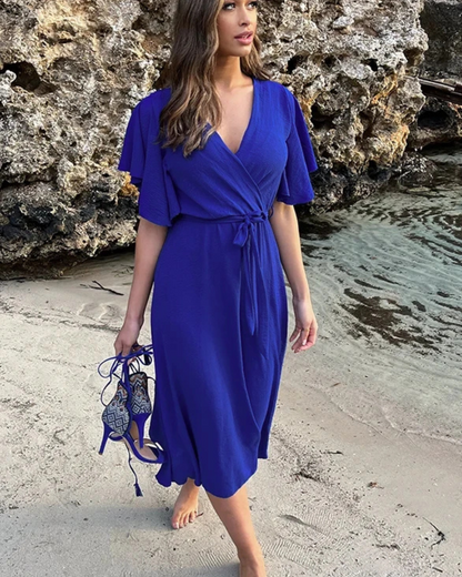 Vestido casual com decote em V, ajuste elástico e laço a condizer