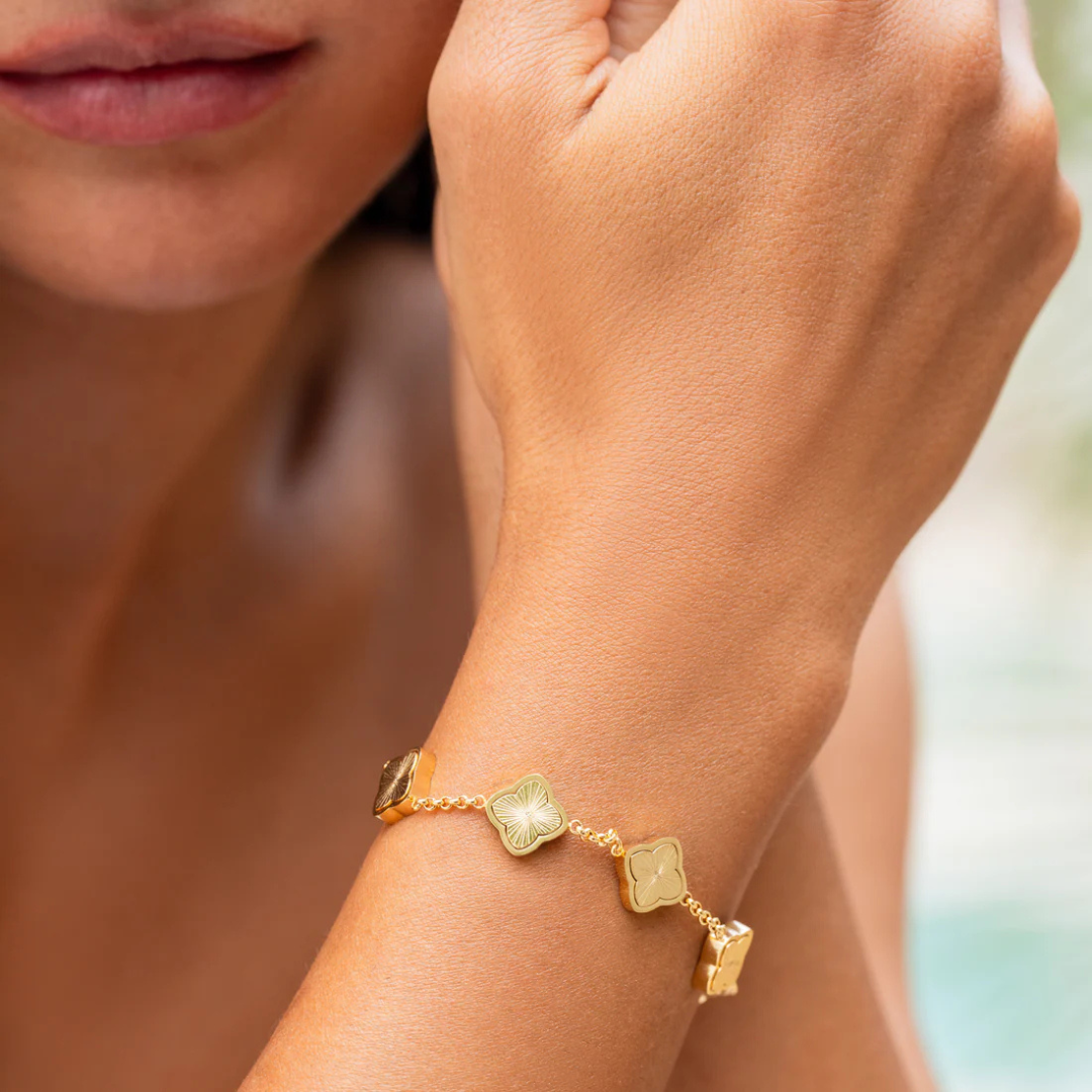 Pulseira em forma de trevo com detalhes dourados