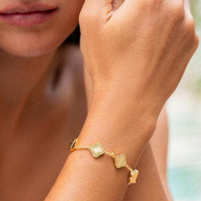 Pulseira em forma de trevo com detalhes dourados