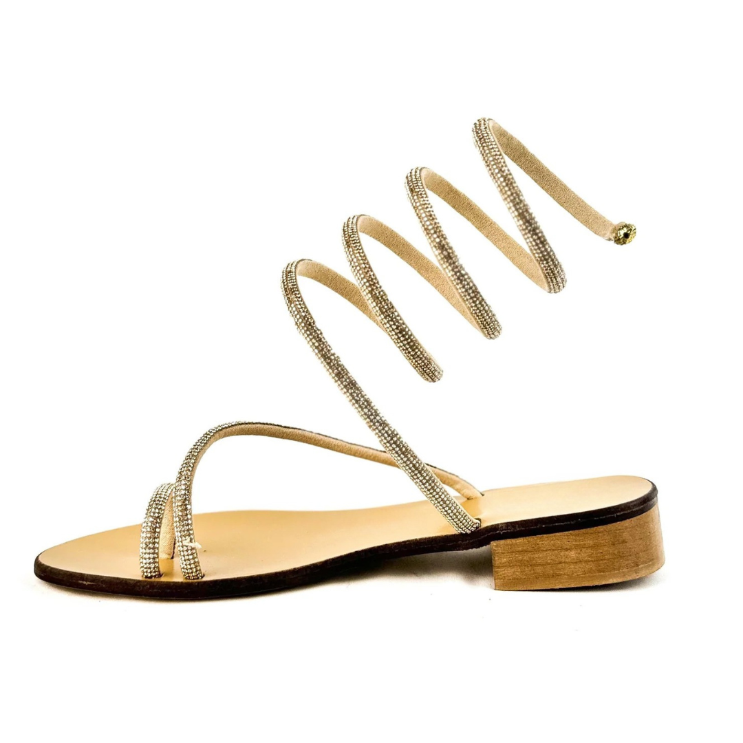 Sandálias rasas com tiras em espiral e brilhantes