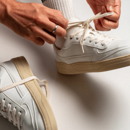 Ténis Clássicos para Homem com Design Minimalista e Sola Bege