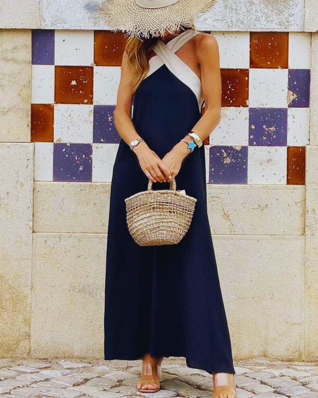 Vestido longo elegante com decote cruzado sem mangas para mulher