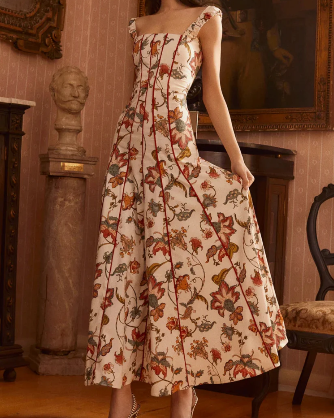 Vestido comprido floral com decote quadrado em estilo romântico