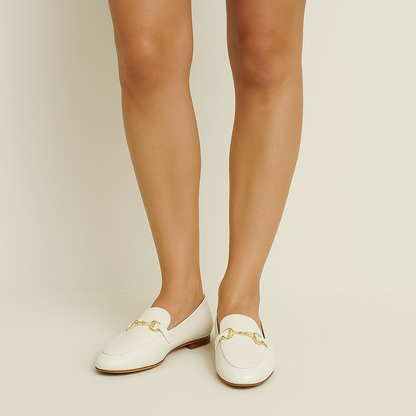 Mocassim de couro para mulher com presilha dourada