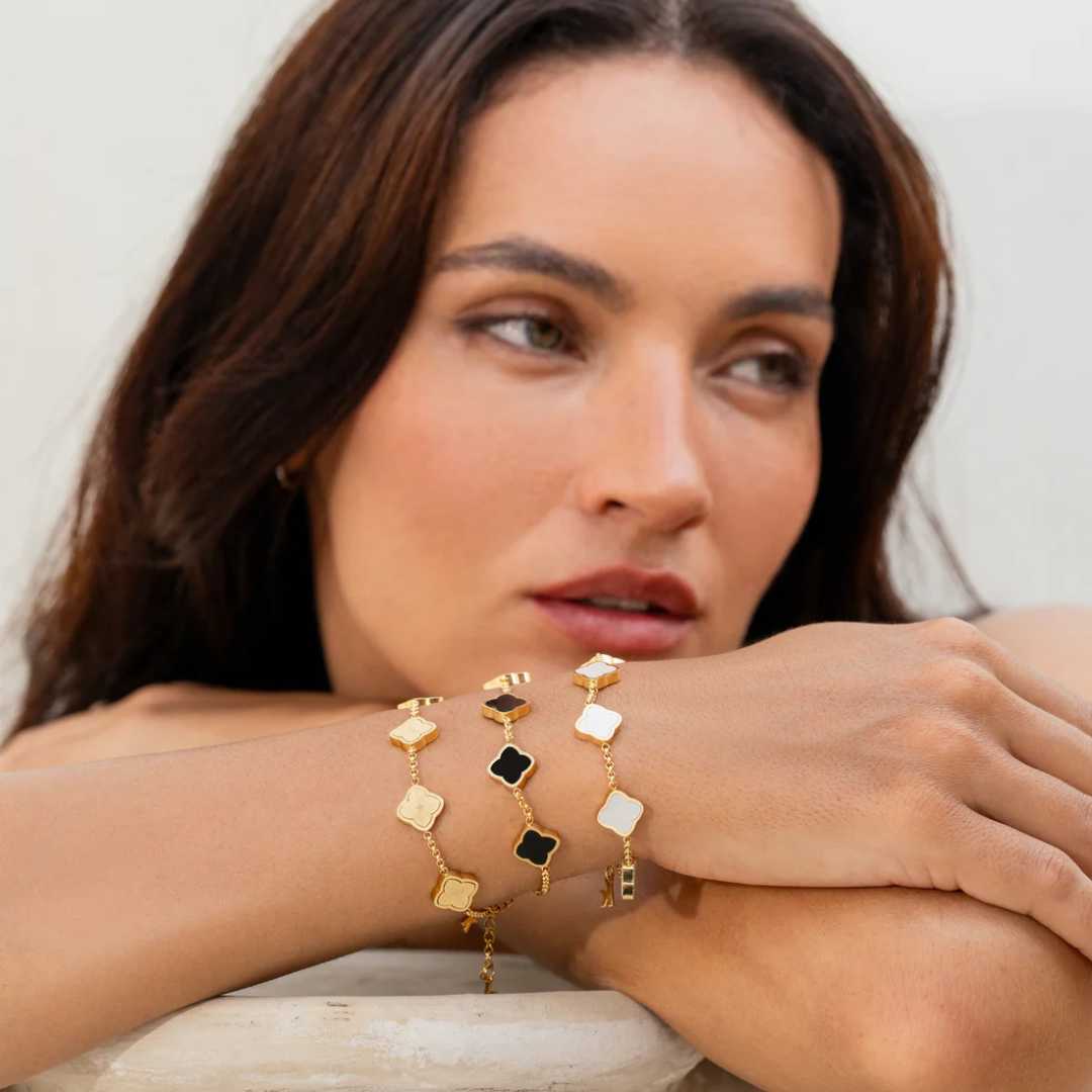 Pulseira em forma de trevo com detalhes dourados