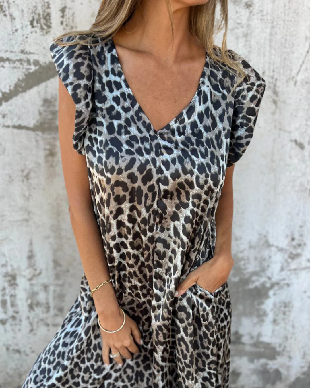 Macacão feminino com decote em V e estampa de leopardo