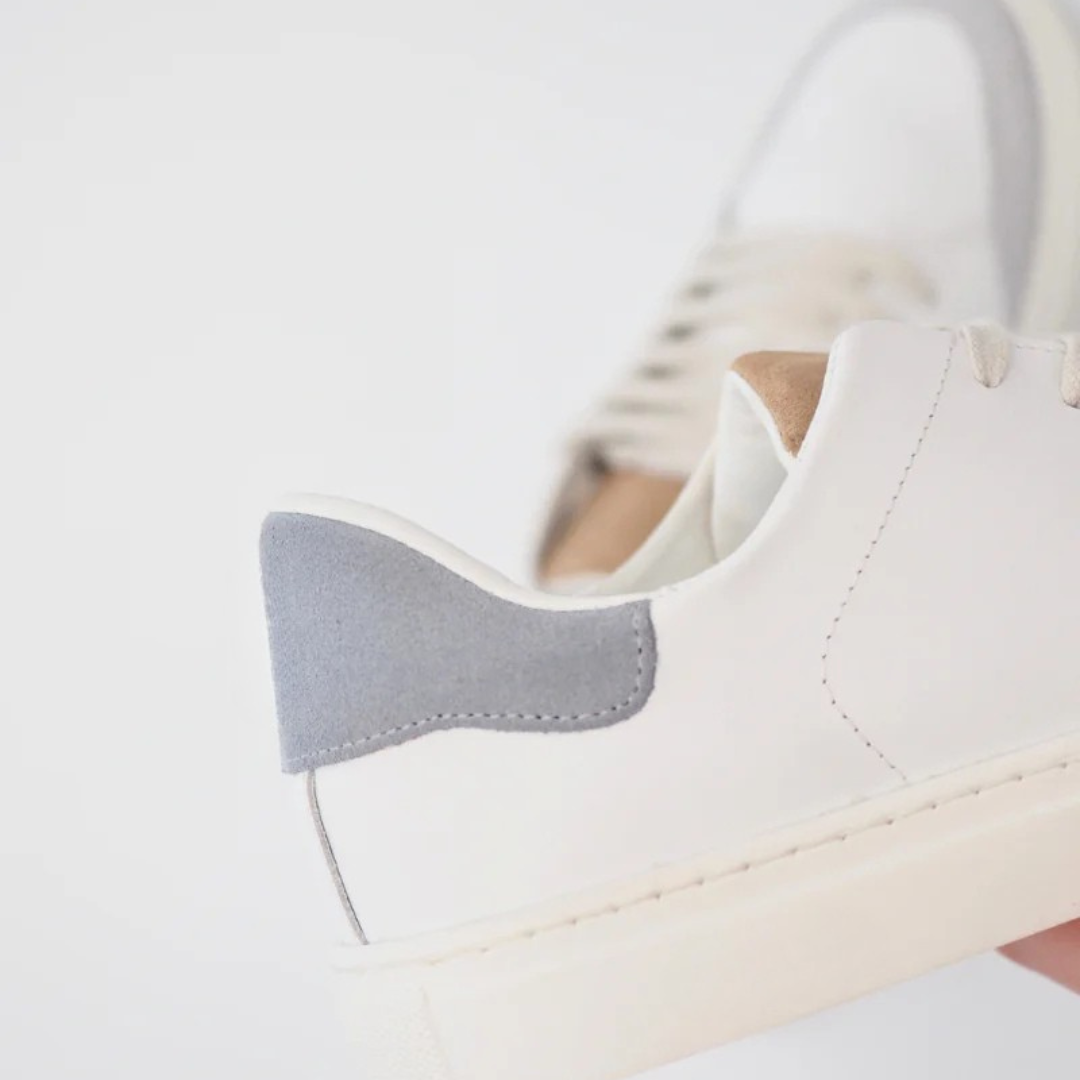 Sapatilhas Urbanas em Pele Branca com Pormenores Contrastantes e Sola Confortável