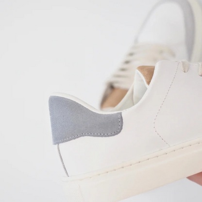 Sapatilhas Urbanas em Pele Branca com Pormenores Contrastantes e Sola Confortável