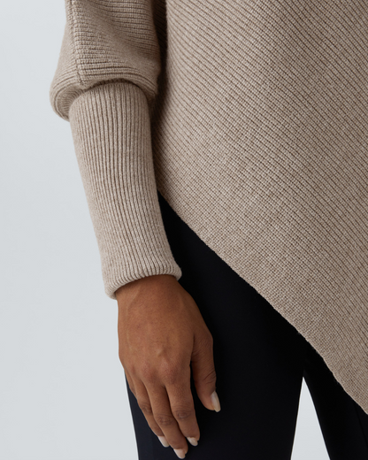 Camisola de Manga Comprida com Gola Alta e Bainha Inferior Assimétrica