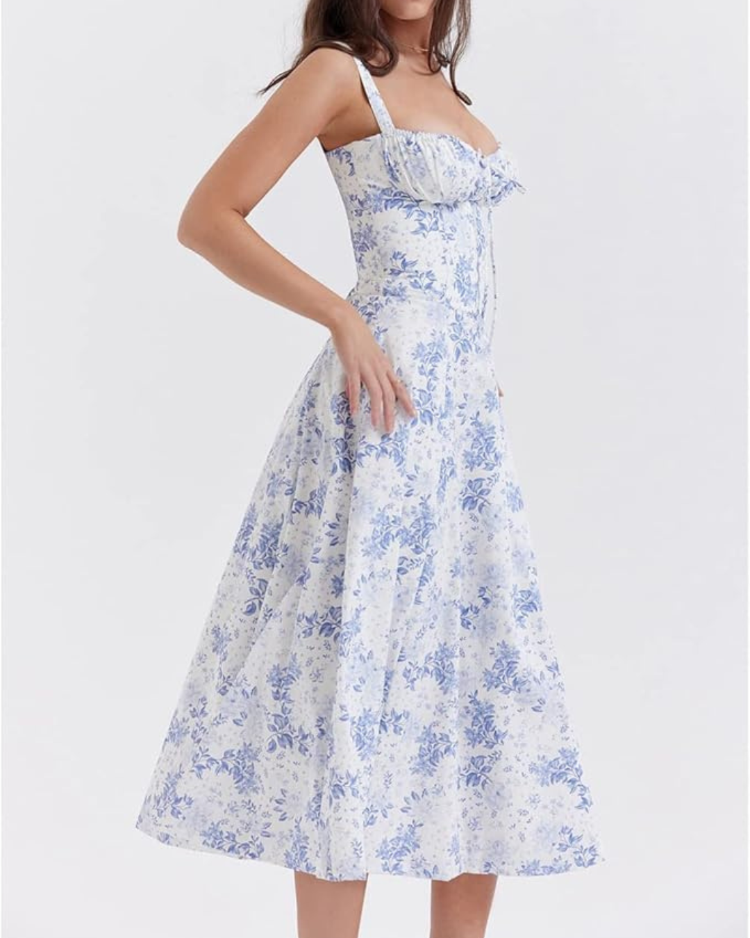 Vestido comprido com silhueta romântica e decote delicado