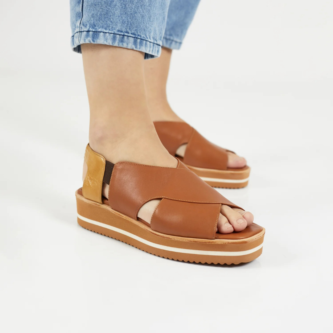 Sandália com ajuste elástico e sola ergonómica grossa