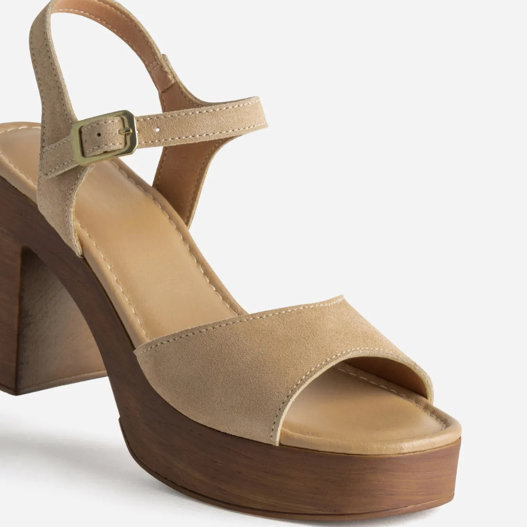 Sandália de Plataforma em Pele com um Design Elegante e Versátil