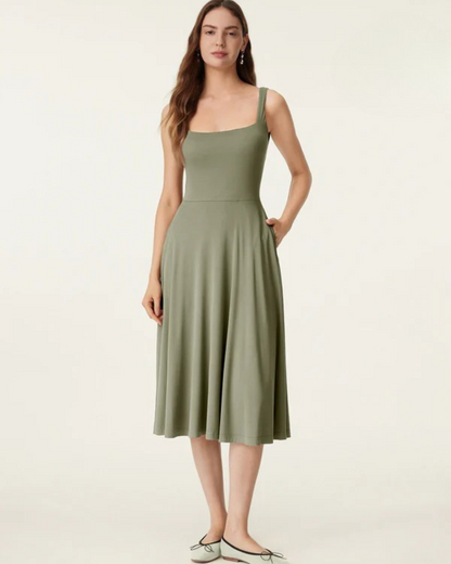 Vestido de corte fluido e arejado com decote quadrado