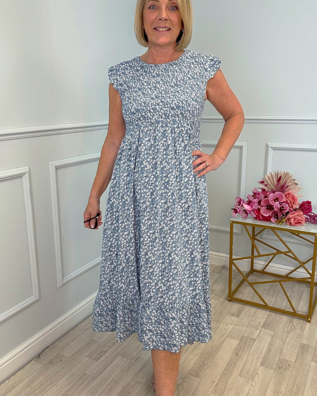 Vestido com estampado floral, cintura alta e mangas curtas para mulher