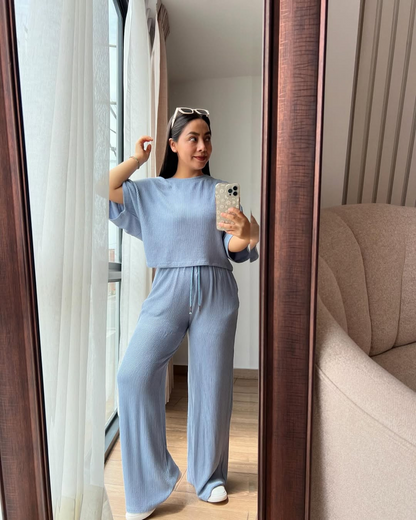 Conjunto de Duas Peças com Textura Canelada e Calças Palazzo