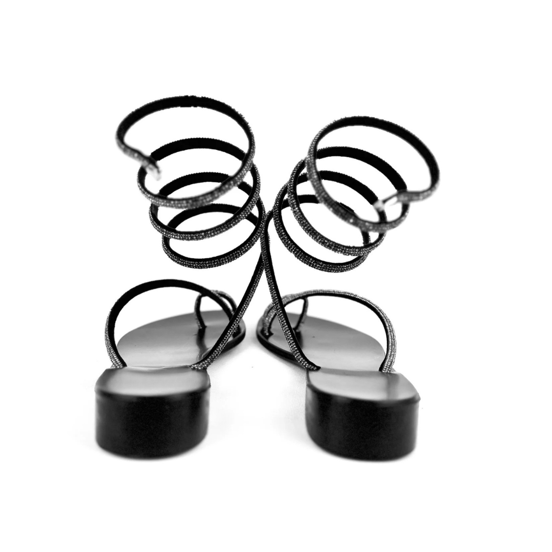 Sandálias rasas com tiras em espiral e brilhantes