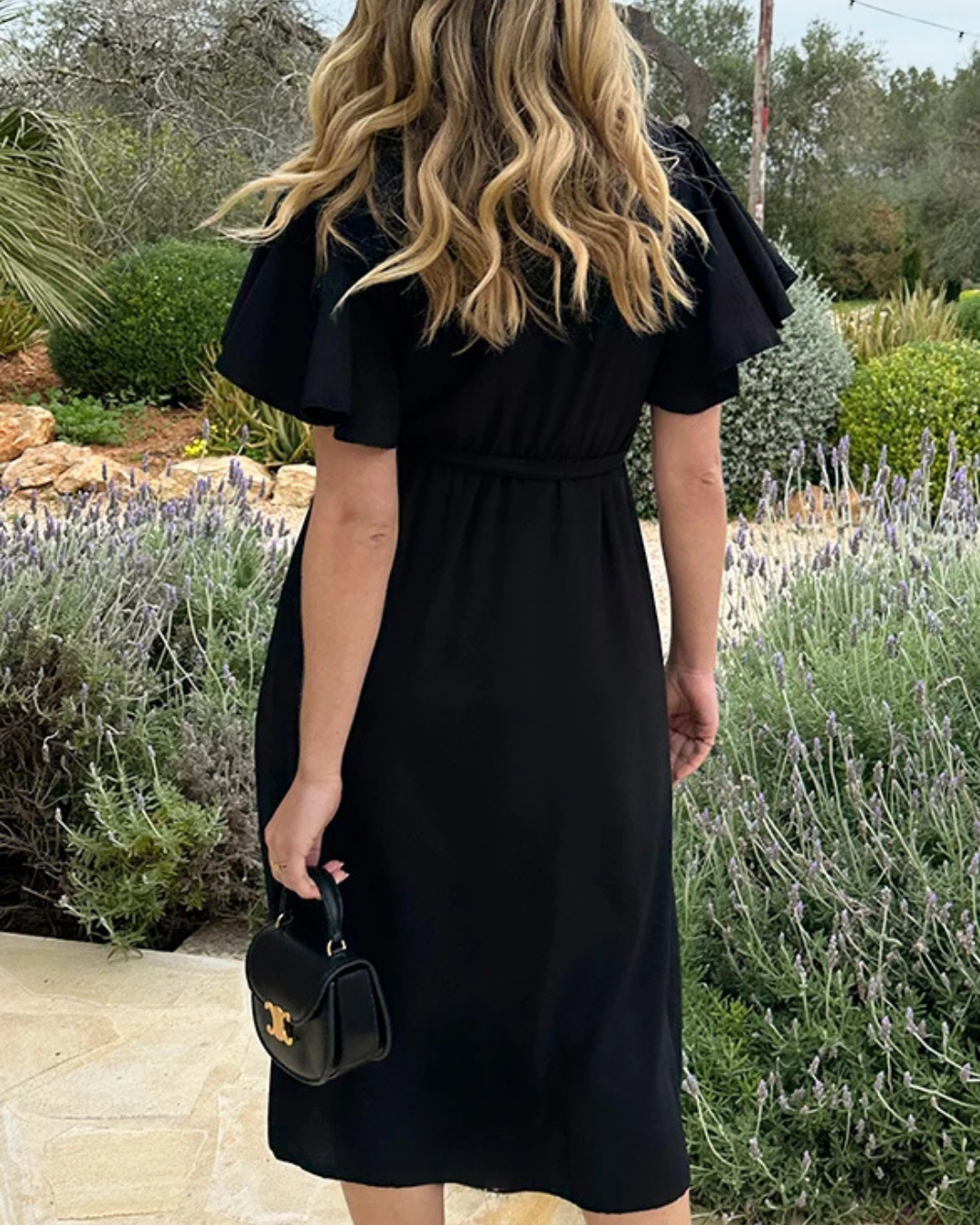 Vestido casual com decote em V, ajuste elástico e laço a condizer