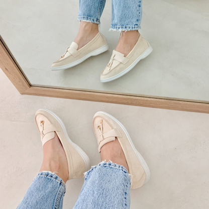 Mocassins Unicolor para Mulher com Pormenores Metálicos Dourados