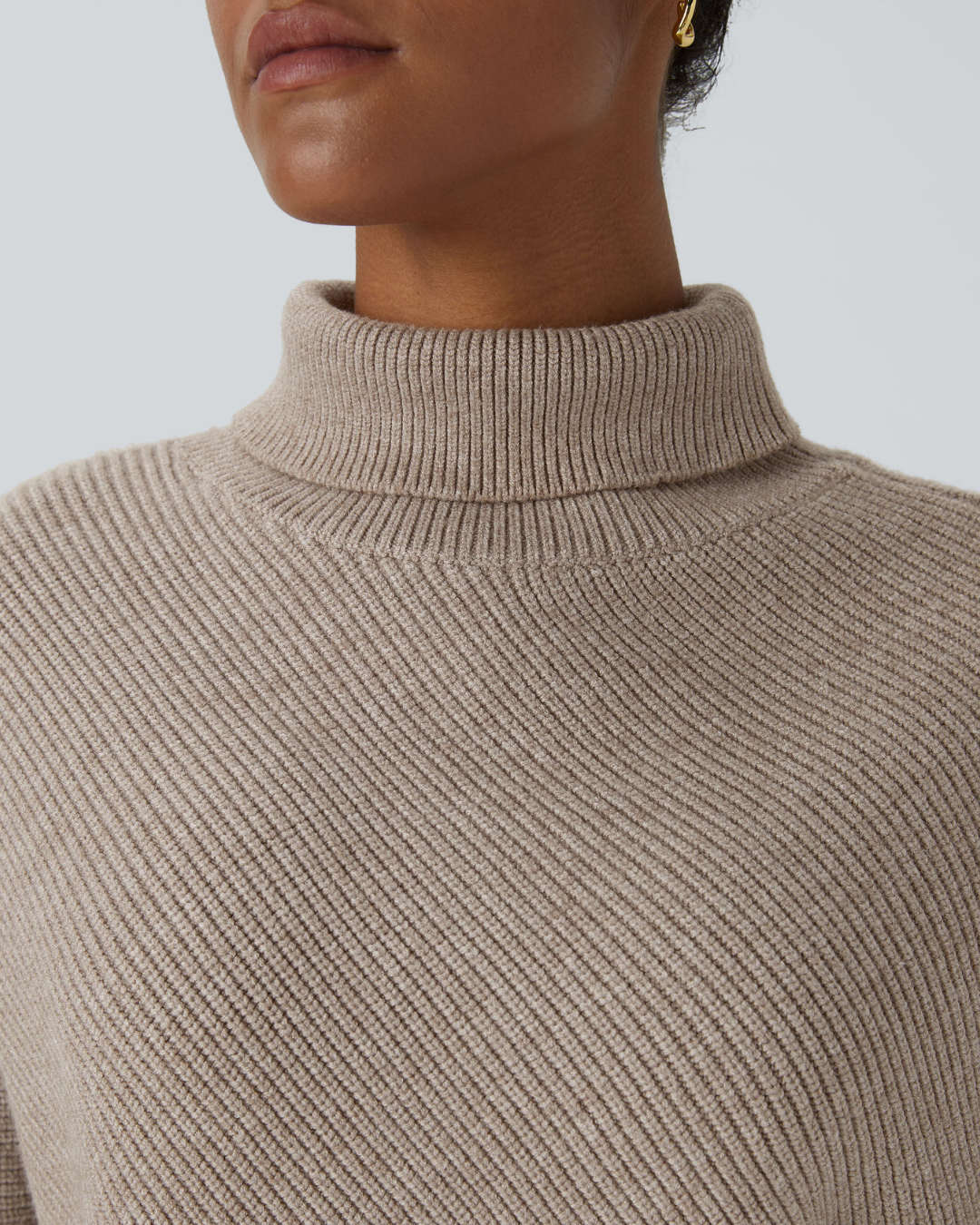 Camisola de Manga Comprida com Gola Alta e Bainha Inferior Assimétrica