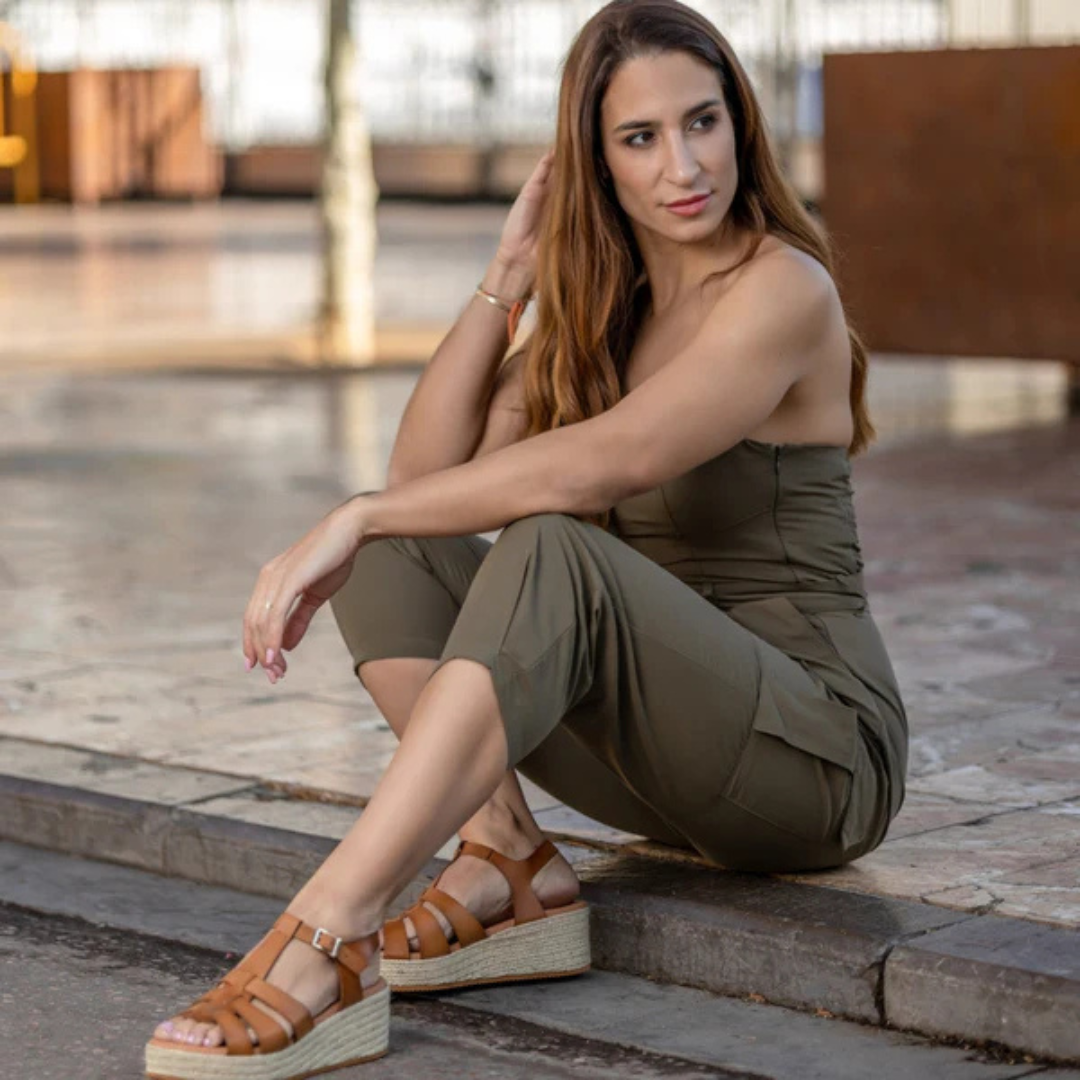 sandálias de mulher com plataforma de esparto e tiras cruzadas