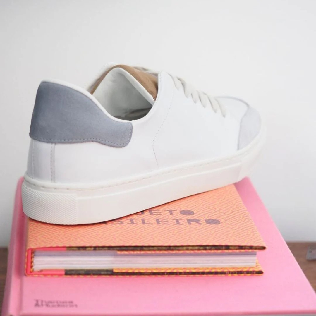 Sapatilhas Urbanas em Pele Branca com Pormenores Contrastantes e Sola Confortável