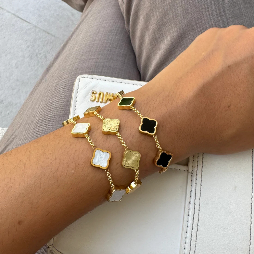 Pulseira em forma de trevo com detalhes dourados