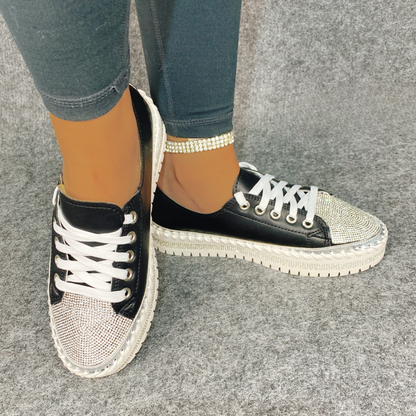 Sapatos com Pedras Brilhantes e Solas Grossas para um Toque de Brilho Elegante