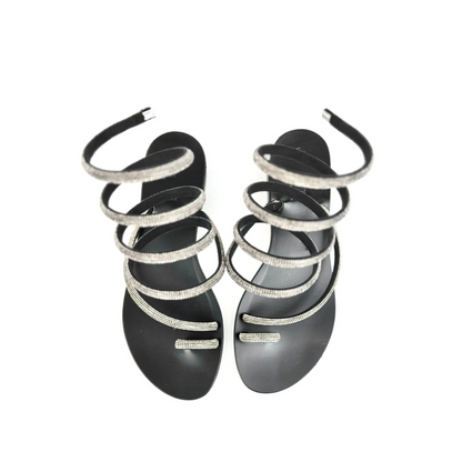 Sandálias rasas com tiras em espiral e brilhantes