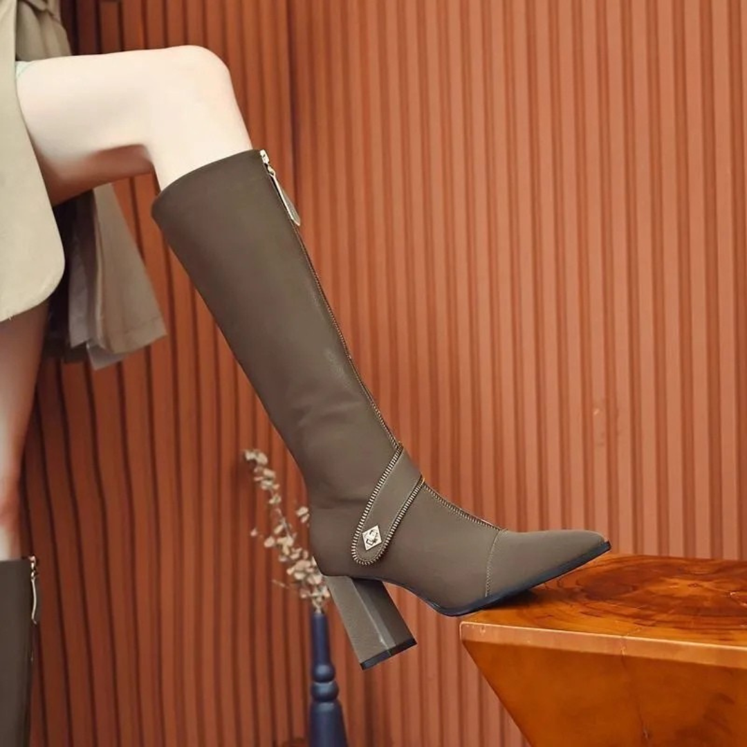 Botas de Cano Alto Femininas em Couro Sintético com Fecho de Zíper Frontal e Salto Grosso
