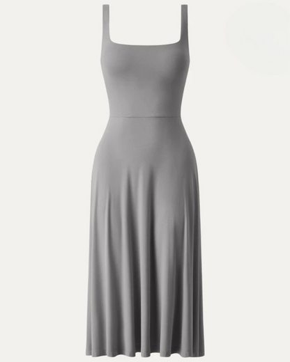 Vestido de corte fluido e arejado com decote quadrado