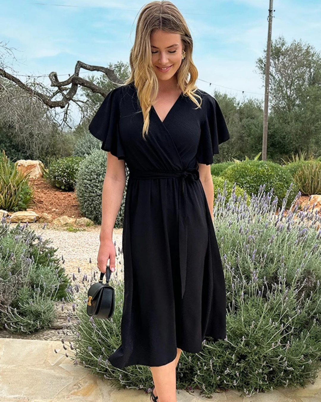 Vestido casual com decote em V, ajuste elástico e laço a condizer