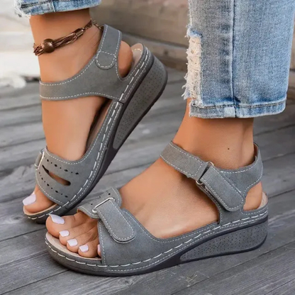 Sandálias de cunha para mulher com fecho de velcro