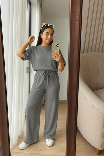Conjunto de Duas Peças com Textura Canelada e Calças Palazzo