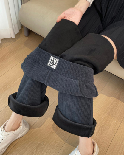 Calças às riscas com forro polar de perna larga